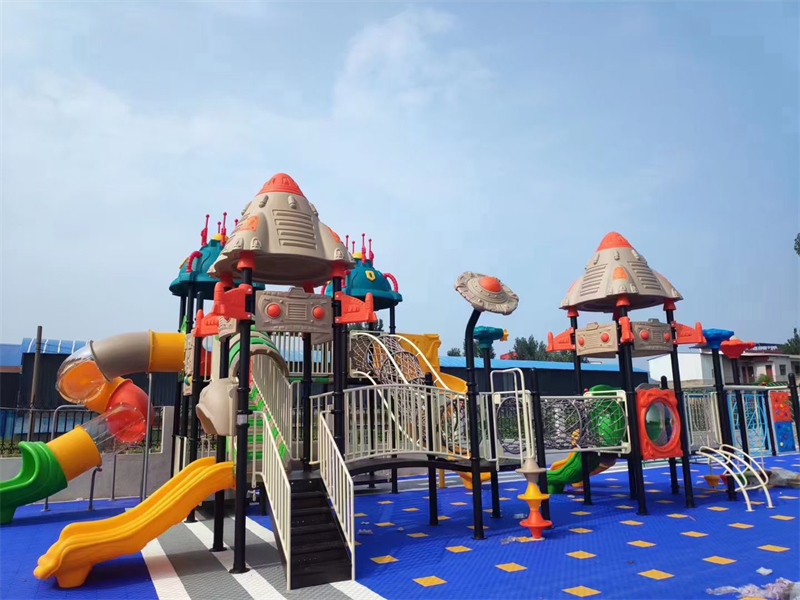 塑料 vs 木質(zhì) vs 不銹鋼：幼兒園滑梯材質(zhì)怎么選？看完這篇對比表再?zèng)Q定